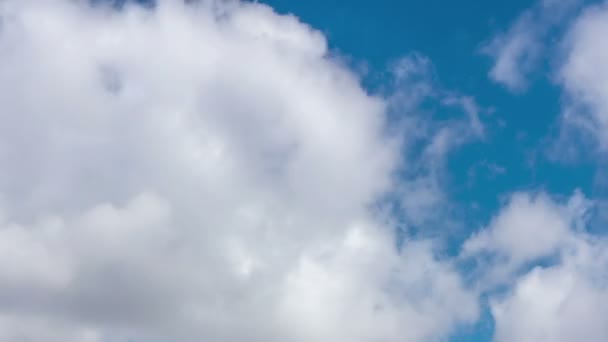 Temps écoulé depuis les nuages mouvants dans le ciel bleu