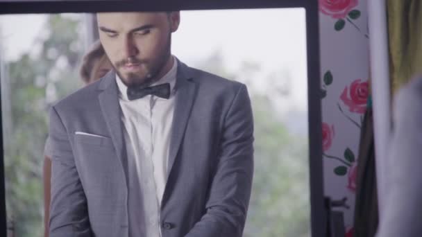 Novia feliz y novio en vestido de novia prepararse para casarse en la ceremonia de la boda. — Vídeos de Stock