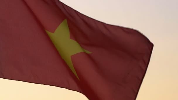 Flaga Wietnamu machająca nad zachodem słońca. — Wideo stockowe