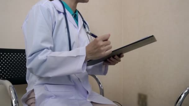 Mujer embarazada y médico ginecólogo en el hospital — Vídeo de stock