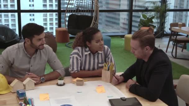 Creatieve zakenmensen groep hebben gesprek op kantoor bureau op de werkplek. — Stockvideo