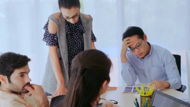 Pessoas de negócios infelizes em reunião de grupo após falha do projeto. — Vídeo de Stock
