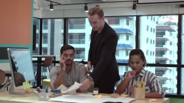 Grupa kreatywnych biznesmenów rozmawiająca w biurze w miejscu pracy. — Wideo stockowe