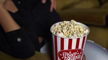 İnsanlar sinemada film izlerler..