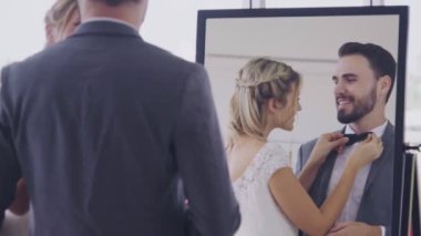 Gelinlikli mutlu gelin ve damat düğün törenine hazırlanın..