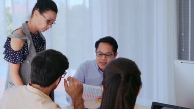 Proje başarısızlığından sonra grup toplantısındaki mutsuz iş adamları.