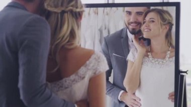 Gelinlikli mutlu gelin ve damat düğün törenine hazırlanın..
