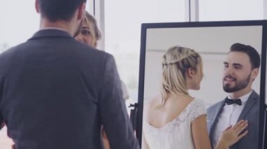 Gelinlikli mutlu gelin ve damat düğün törenine hazırlanın..