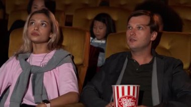 İnsanlar sinemada film izlerler..