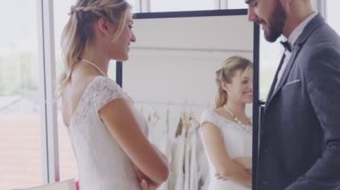 Gelinlikli mutlu gelin ve damat düğün törenine hazırlanın..