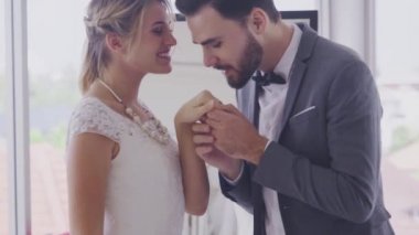Gelinlikli mutlu gelin ve damat düğün törenine hazırlanın..