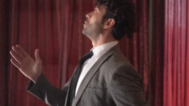 Adam robot gibi dans ediyor.