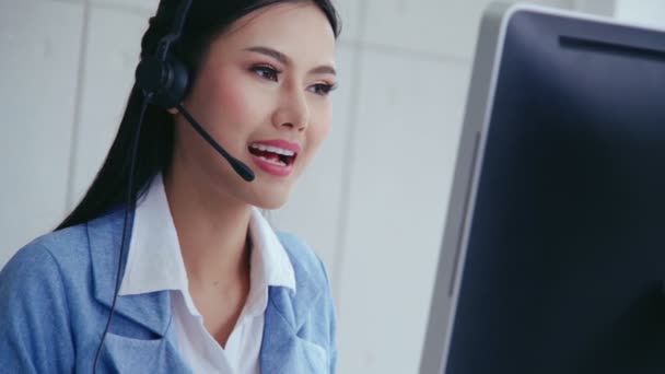 Agente de atención al cliente o centro de llamadas con auriculares que hablan con el cliente por teléfono. — Vídeos de Stock