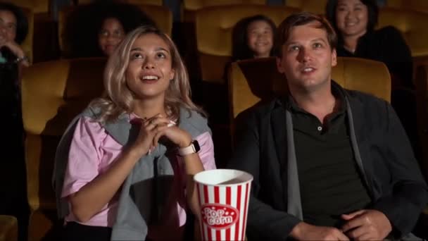 Público aplaudiendo y disfrutando al final de la película — Vídeo de stock