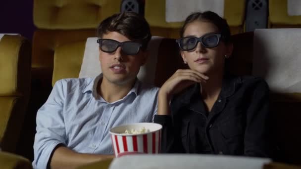 Homem e mulher no cinema assistindo a um filme 3D — Vídeo de Stock