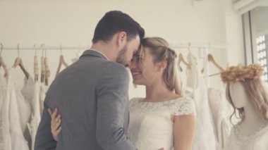 Gelinlikli mutlu gelin ve damat düğün törenine hazırlanın..