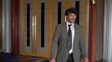 Takım elbiseli adam robot gibi dans ediyor..