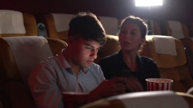 Cep telefonunda oyun oynayan adamlar.