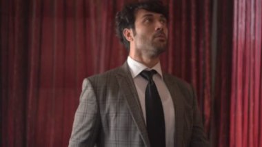 Adam robot gibi dans ediyor.