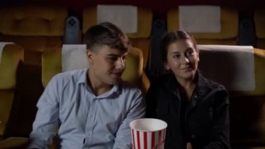 İnsanlar sinemada film izlerler..