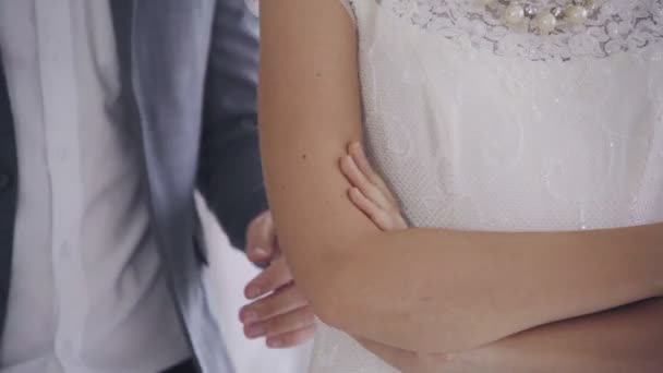 Felice sposa e lo sposo in abito da sposa si preparano per il matrimonio in cerimonia nuziale. — Video Stock