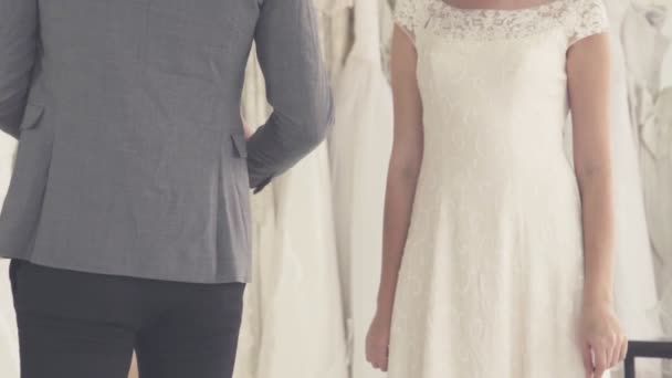 Novia feliz y novio en vestido de novia prepararse para casarse en la ceremonia de la boda. — Vídeos de Stock