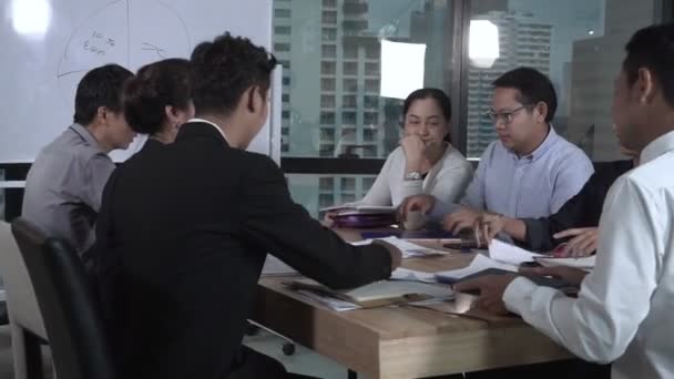 Aziatische zakenmensen bespreken marketingstrategie. — Stockvideo