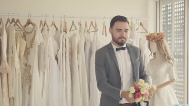 Lustiger Bräutigam in Hochzeitskleidung tanzt in Garderobe. — Stockvideo