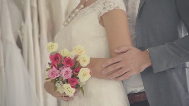 Novia feliz y novio en vestido de novia prepararse para casarse en la ceremonia de la boda. — Vídeo de stock
