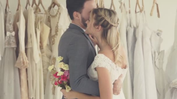 Novia feliz y novio en vestido de novia prepararse para casarse en la ceremonia de la boda. — Vídeos de Stock