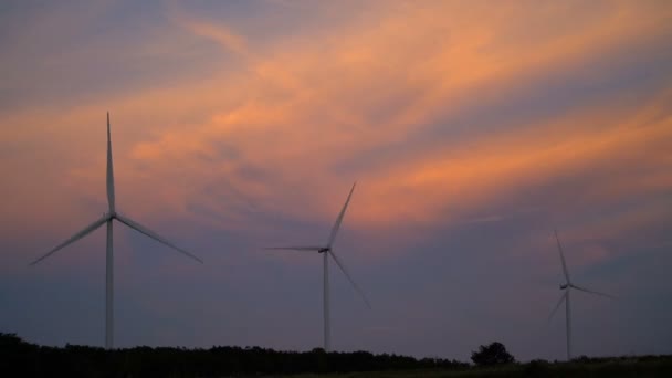 Parque eólico. Desarrollo sostenible, concepto respetuoso del medio ambiente. — Vídeo de stock