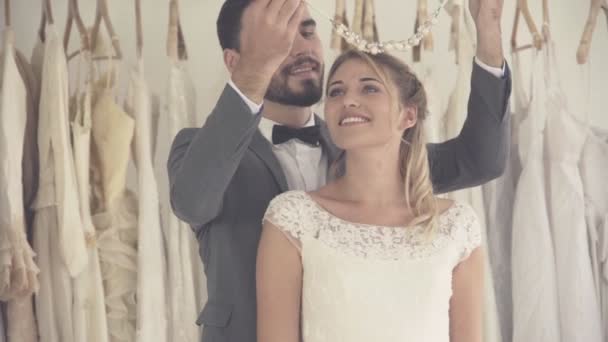 Boldog menyasszony és vőlegény menyasszonyi ruhában készülj fel az esküvőre.. — Stock videók