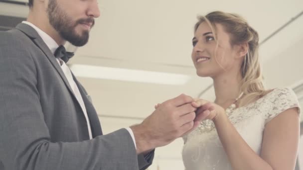 Ευτυχισμένη νύφη και γαμπρός με νυφικό ετοιμαστείτε για γάμο σε γαμήλια τελετή. — Αρχείο Βίντεο