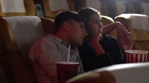 Az emberek filmet néznek a moziban.. — Stock videók