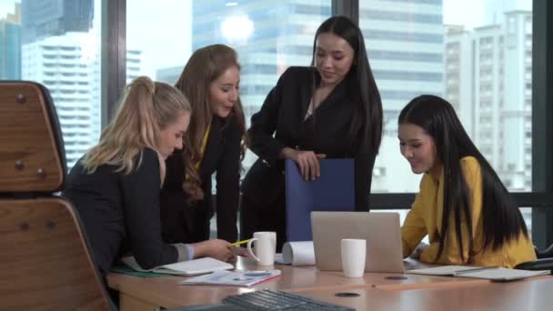 Gruppemøte med profesjonelle forretningskvinner som tenker med ny prosjektplanlegging. – stockvideo