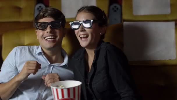 Hombre y mujer en el cine viendo una película en 3D — Vídeos de Stock