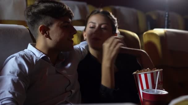 Люди смотрят кино в кинотеатре. — стоковое видео