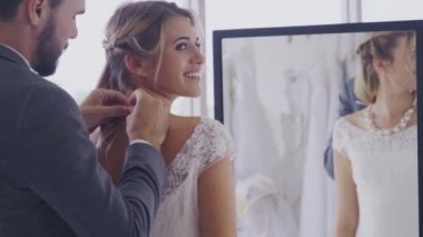 Gelinlikli mutlu gelin ve damat düğün törenine hazırlanın..