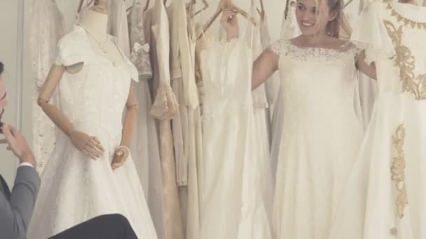 Glückliche Braut und Bräutigam im Hochzeitskleid bereiten sich auf die Trauung vor. — Stockvideo