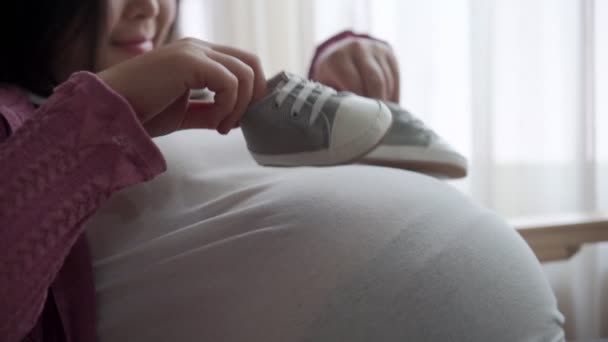 Felice donna incinta e in attesa di bambino a casa. — Video Stock