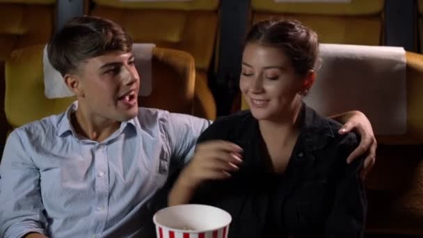 Mannen en vrouwen eten en gooien popcorn — Stockvideo