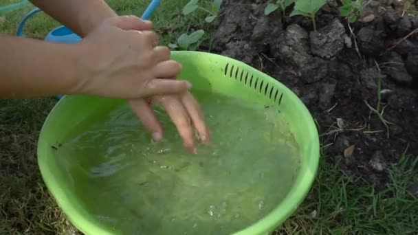 Slow motion shot van boer wassen handen in wastafel. — Stockvideo