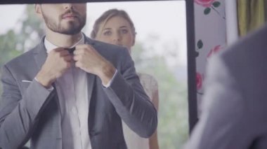 Gelinlikli mutlu gelin ve damat düğün törenine hazırlanın..