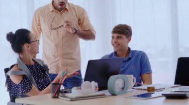 Yaratıcı iş adamlarının grup toplantısı, tasarımcı ve sanatçı ofis masasında..