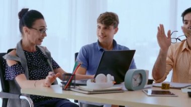 Yaratıcı iş adamlarının grup toplantısı, tasarımcı ve sanatçı ofis masasında..