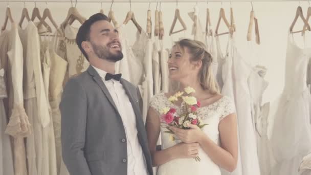 Novia feliz y novio en vestido de novia prepararse para casarse en la ceremonia de la boda. — Vídeo de stock