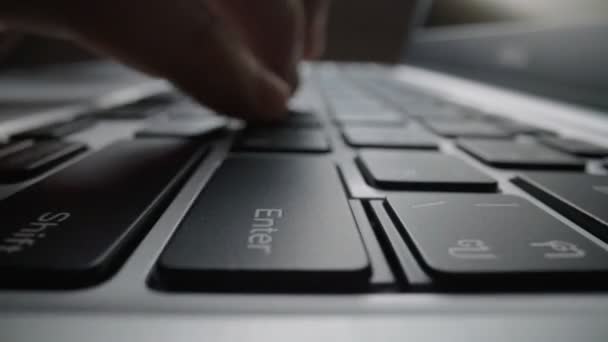 Primer plano lapso de tiempo escribiendo en el teclado con los dedos. Macro suave enfoque dolly tiro — Vídeos de Stock