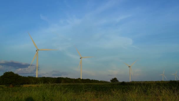 Parco eolico. turbine eoliche sotto il cielo blu — Video Stock