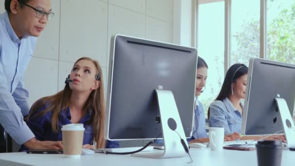 Agente de suporte ao cliente ou call center com fone de ouvido conversando com o cliente no telefone. — Vídeo de Stock