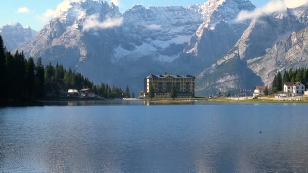 Lago Misurina con la montaña Dolomitas en Italia — Vídeo de stock